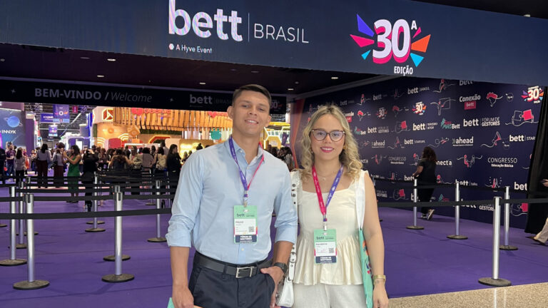 Equipe do Vetor na entrada da feira Bett Brasil 2025, em São Paulo.