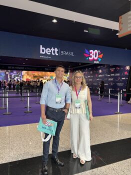 Equipe do Vetor na entrada da feira Bett Brasil 2025, em São Paulo.