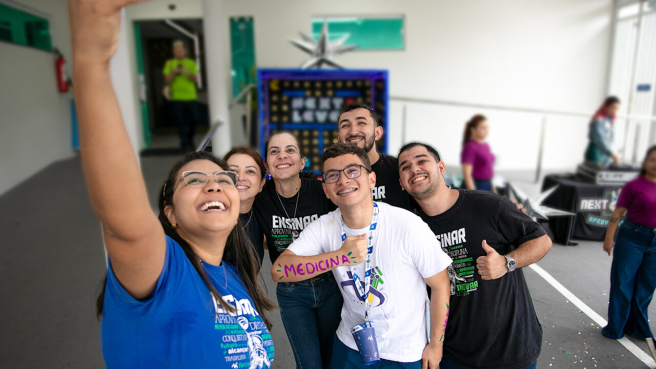 Kelvis e grupo de professores celebrando a aprovação